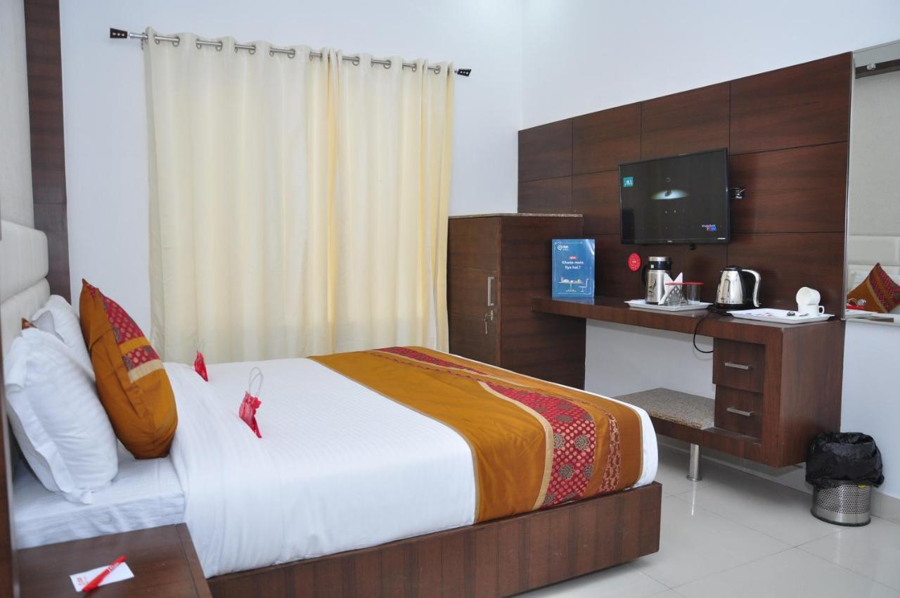 Oyo 2044 Premier Hotel 3*